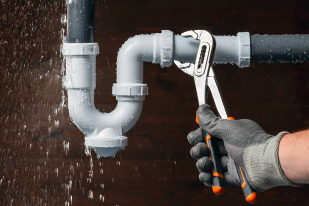 Professional Plumbing technician working in Glidden, TX